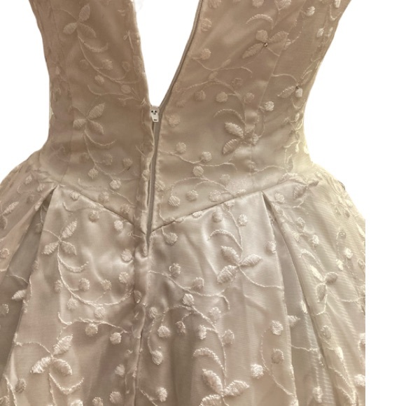 💚🤍NWOT/EMBROIDERED LACE WEDDING DRESS/ #004 - Picture 4 of 17